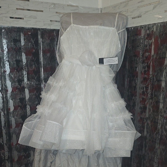 Elegant White Kids Dress - Picture 1 of 3